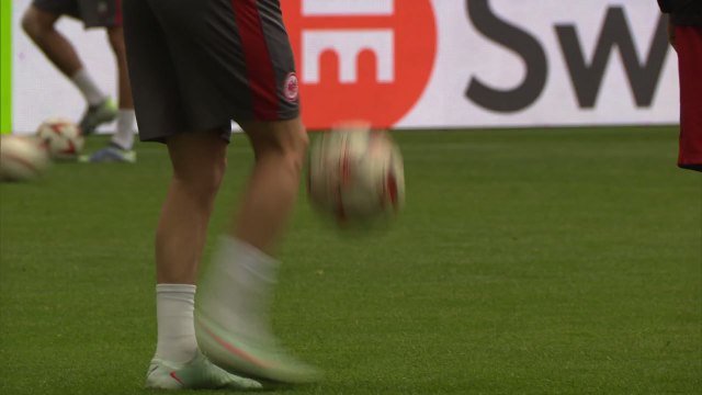 Eintracht Frankfurt Europa League training coaches team talk