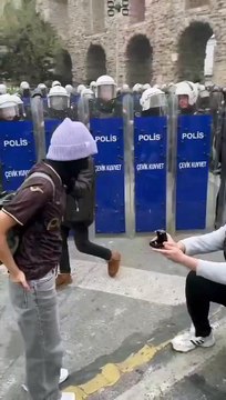 Gösterilerden ilginç anlar: Gösteri sırasında bir genç, polislerin önünde sevgilisine evlenme teklifi etti