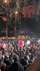 Gösterilerden ilginç anlar: eylem alanına pamuk şeker getiren göstericiler, polise de şekerden verdi
