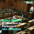 Le président néo-zélandais donne le biberon au bébé de l'un des députés