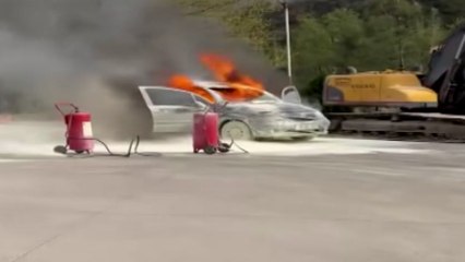 Osmaniye’de akaryakıt istasyonunda park halindeki otomobil yandı