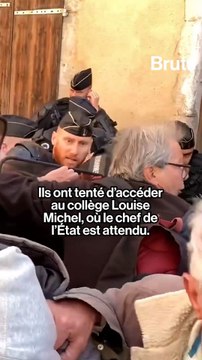 Des manifestants ont forcé un barrage de gendarmes dans l'Hérault, avant l'arrivée d'Emmanuel Macron.