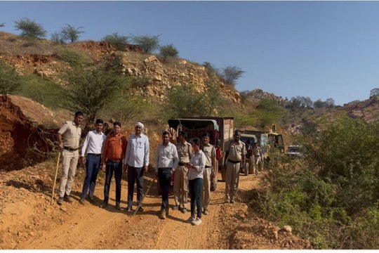 पुलिस व खनिज विभाग की संयुक्त कार्रवाई , पुलिस जाब्ते को देखकर भागे खनन माफिया