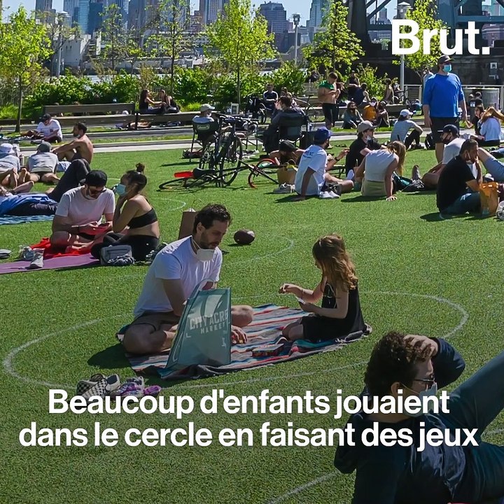 Distanciation sociale : des cercles tracés sur...