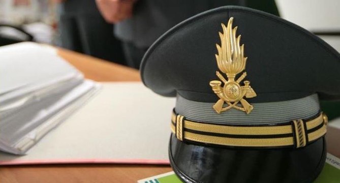 Napoli, stipendi d'oro a moglie e figlia per svuotare casse società: sequestri per 2,4 milioni (25.03.25)