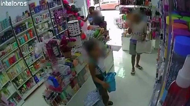 'Quadrilha' com dois menores de idade rouba loja de cosméticos em Praia Grande; VÍDEO