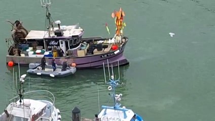 Un bateau de pêche tourne tout seul dans le port des Sables-d'Olonne