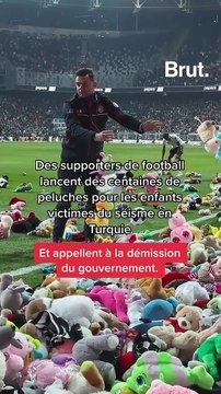Des supporters de football lancent des centaines de peluches pour les enfants victimes du séisme en Turquie et appellent à la démission du gouvernement.