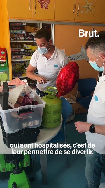 Il apporte du bonheur aux enfants hospitalisés avec des objets tech