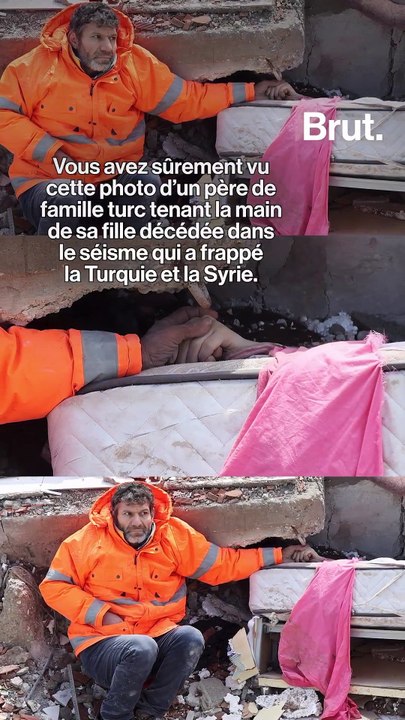 Un père tenant la main de sa fille décédée dans le séisme qui a frappé la Turquie et la Syrie.
