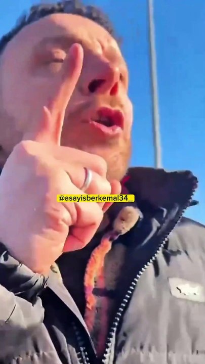 İstanbul'da trafikte hatalı sürücü ile polis memurunun tartışması