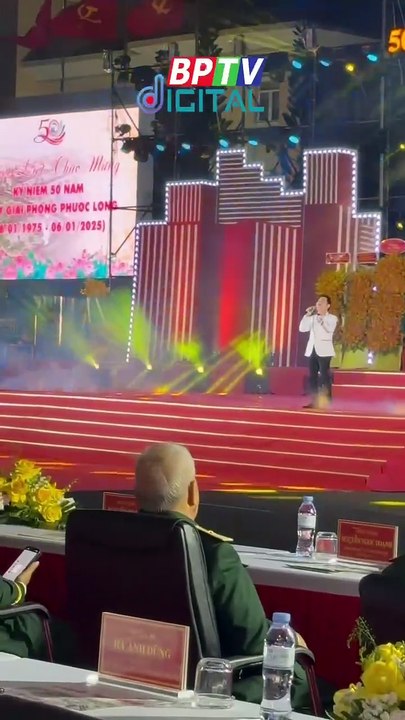 ca_si_trong_tan_bay_to_niem_tu_hao_khi_duoc_trinh_dien_tai_le_ky_niem_50_nam_ngay_giai_phong_phuoc_l_17233006012025