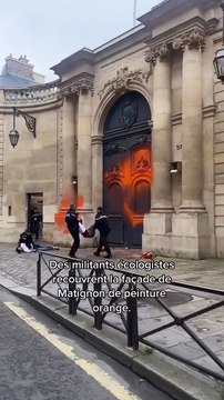 Des écologistes recouvrent la façade de Matignon de peinture