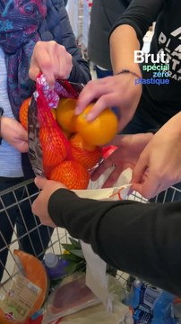 Ces militants déballent les emballages plastique dans un supermarché