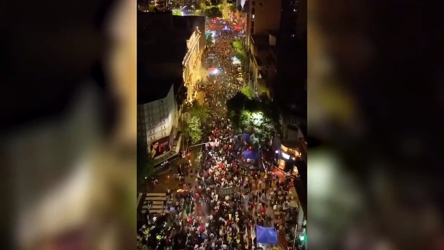 Multitudinaria marcha bajo la lluvia en Córdoba