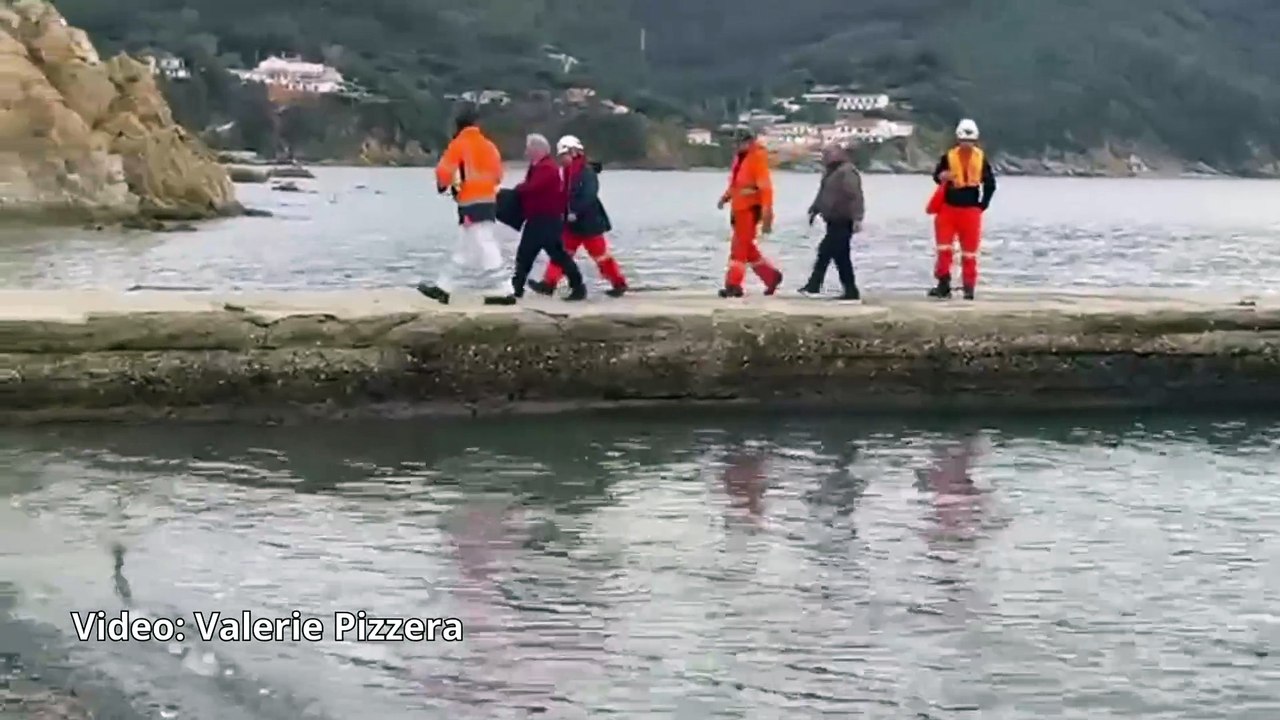 Nave incagliata all'Elba, cominciano le operazioni di rimozione