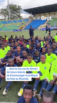 Avec les futurs talents du football rwandais