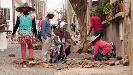 La Reina Letizia se interesa por el bienestar de las mujeres de Cabo Verde: "¿Estáis contentas?"