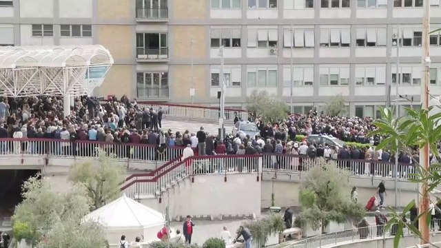 El papa reaparece tras 38 días y saluda desde el hospital antes de regresar al Vaticano