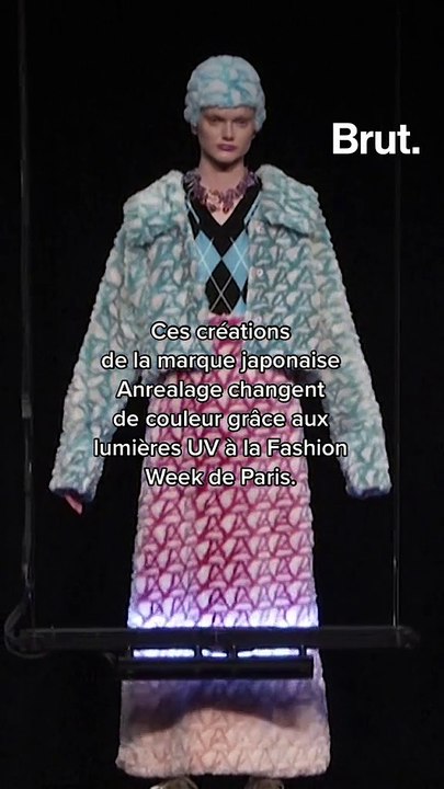 Ces créations de la marque japonaise #Anrealage  changent de couleur grâce aux lumières UV à la Fashion week de Paris.