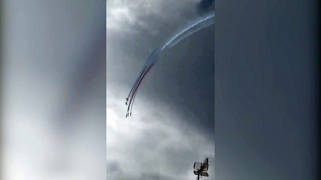 Scontro tra Alpha Jet della Patrouille de France: piloti in salvo, incendio in?una?fabbrica