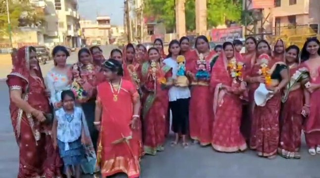 झूमती, गाती तालाबों एवं पार्कों में पहुंची महिलाओं ने ईसर-गंवर को पिलाया पानी