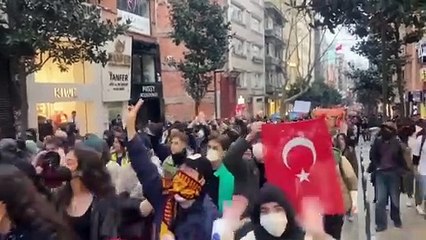 Maçka'da toplanan binlerce öğrenci Şişli Belediyesi'ne yürüyor