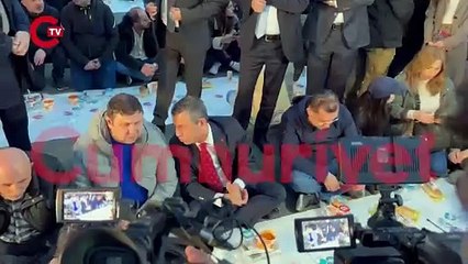 CHP Genel Başkanı Özgür Özel Saraçhane'de: Yurttaşlarla iftar açtı