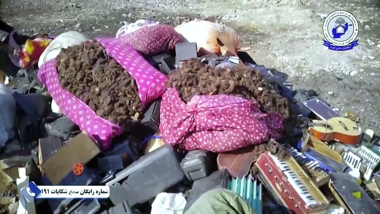 Mulheres afegãs desafiam talibãs e vendem seus cabelos para sobreviver