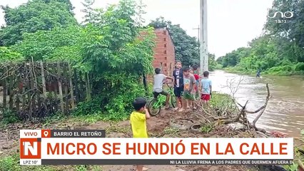 Micro se hundió en la calle