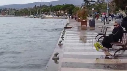 Lago di Garda mai così alto negli ultimi anni: raggiunta la punta di +145 centimetri