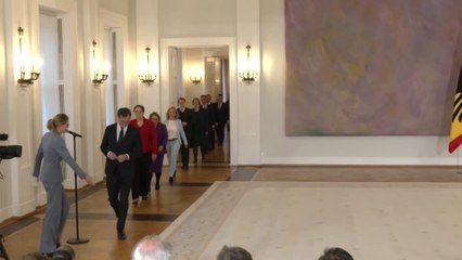 Das scheidende deutsche Kabinett erhält Entlassungspapiere