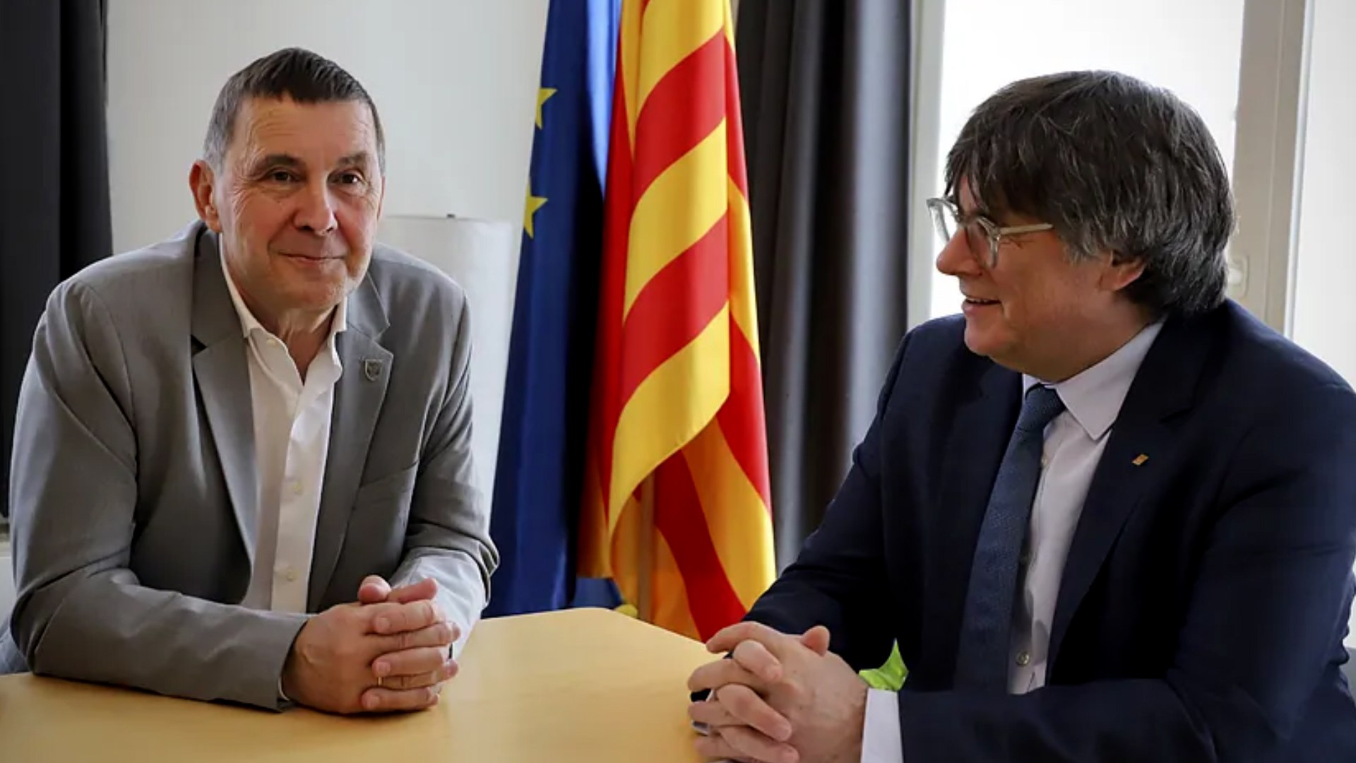 El ex presidente de Catalu�a, Carles Puigdemont, y el l�der de EH Bildu, Arnaldo Otegi, se han reunido en Waterloo (B�lgica) para debatir sobre "el nuevo contexto geopol�tico" y la "autonom�a estrat�gica que debe asumir la Uni�n Europea".
Este encuentro marca el primer viaje de Otegi a B�lgica desde que fue reelegido como secretario general de EH Bildu en febrero.
En un comunicado conjunto, Junts y EH Bildu han reafirmado su compromiso de seguir trabajando "sin descanso" para el reconocimiento y garant�a de los derechos pol�ticos, culturales y ling��sticos del pueblo vasco y catal�n.