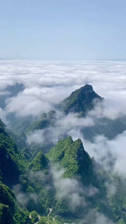 Cloudscape from Tianmen Mountain, Hunan, China / Mer de nuages ​​sur Montagne Tianmen, Hunan, Chine