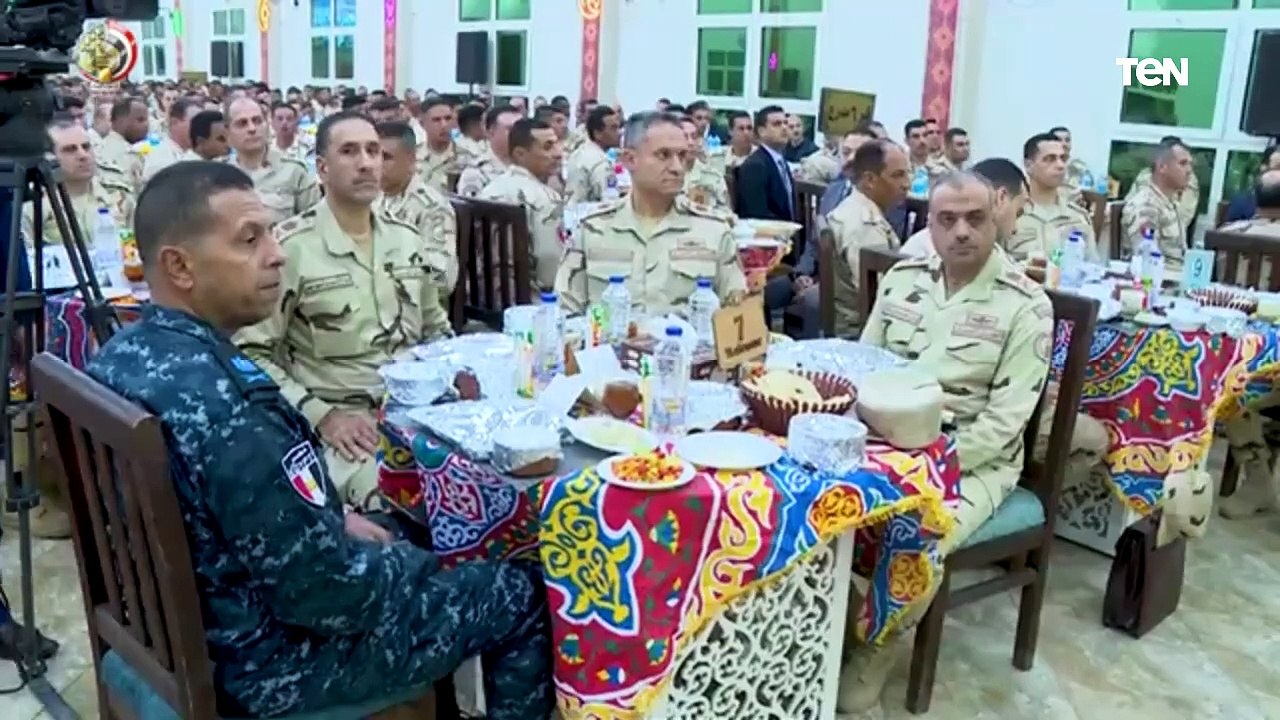 الفريق أول عبد المجيد صقر يشارك مقاتلى الجيش الثانى الميدانى تناول وجبة الإفطار‎
