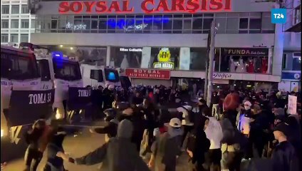 Ankara’da protestoculara müdahale hazırlığı yapılırken göstericiler tomalar önünde dans etti