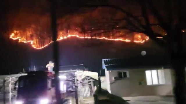 [제보영상] 경북 의성 마을 앞까지 다가온 산불...긴급 대피 / YTN