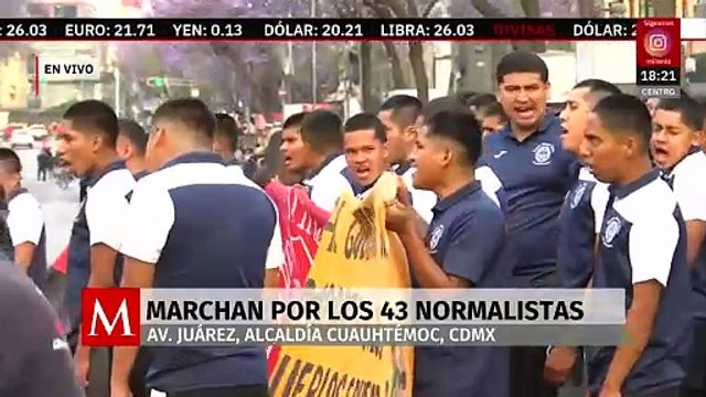 Familiares y normalistas exigen justicia por los 43 estudiantes desaparecidos