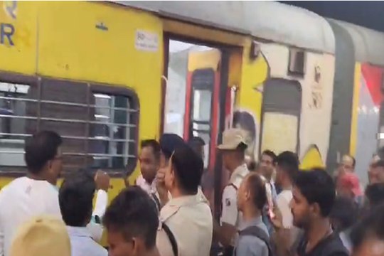 ट्रेन के स्लीपर कोच में लगी आग