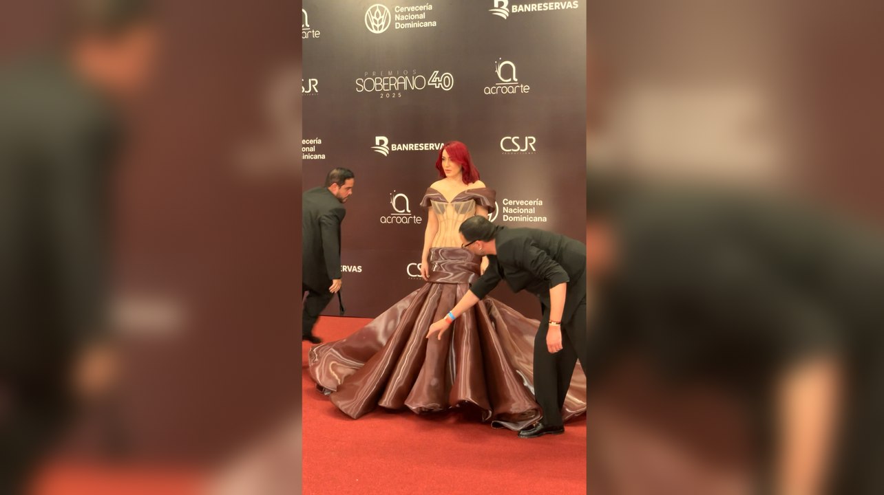 Karen Yapoort luce un vestido de Luis Domínguez en la alfombra roja de Premios Soberano