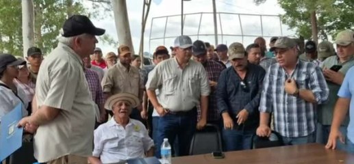 Reunión entre productores y las autoridades del MIDA