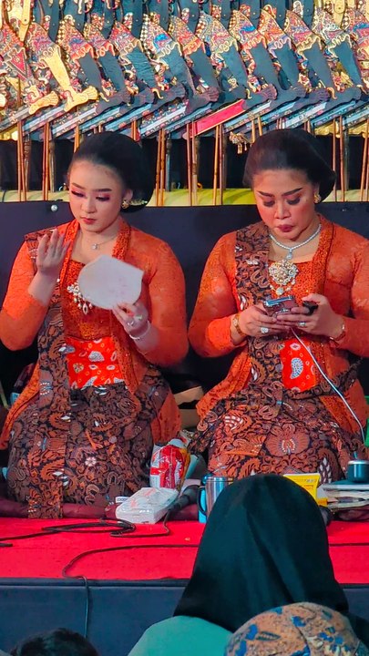 Sama sinden senior bu Dwi kayak ibu dan anak adem lihatnya