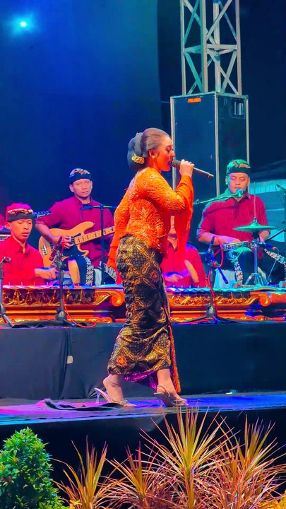 Niken Salindry Tetap luwes jogetnya dengan irama apapun