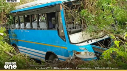 സ്വകാര്യ ബസ് നിയന്ത്രണംവിട്ട് ബൈക്കിലും മരത്തിലും ഇടിച്ച് ആറുപേർക്ക് പരിക്ക്