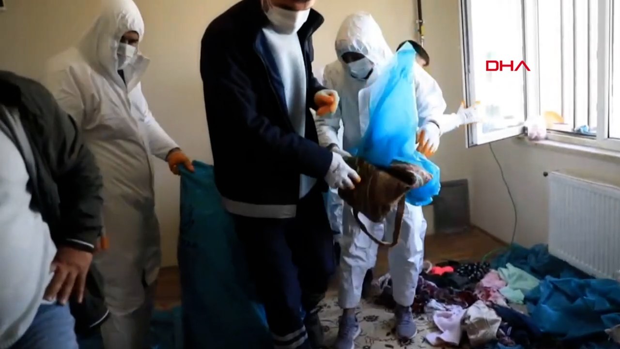 Kötü koku yayılan evden bir kamyon çöp çıktı