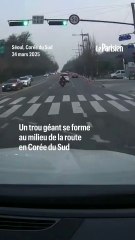 Un trou géant engloutit un motard
