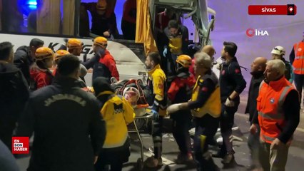 Sivas'ta yolcu midibüsü tıra çarptı