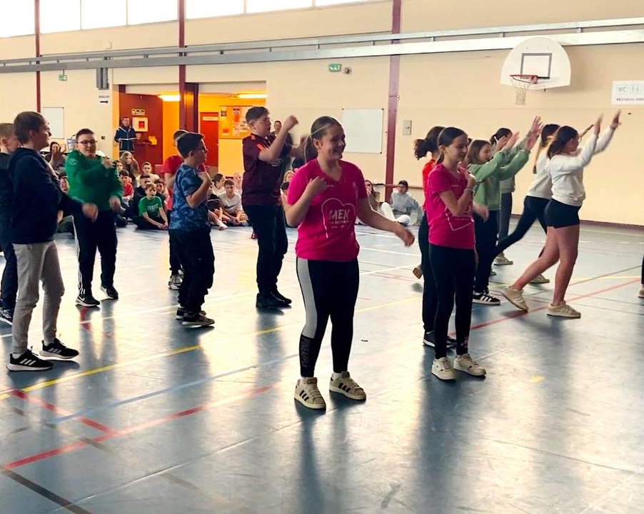 Danse au collège, une activité physique en groupe.
