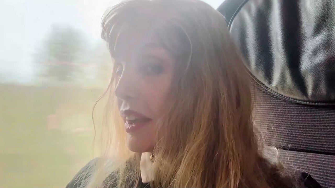 Arielle Dombasle - Prendre l'Eurostar pour Londres...