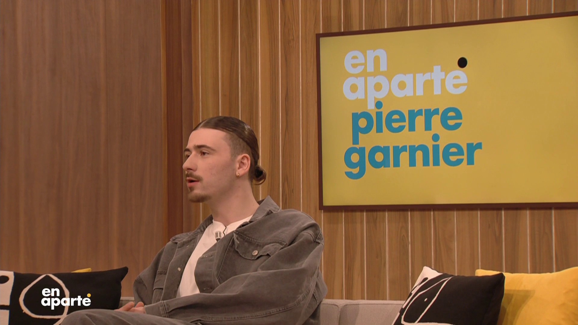 VOICI - Pierre Garnier victime de haine sur les réseaux sociaux, il se  livre comme jamais sur le calvaire de la célébrité
